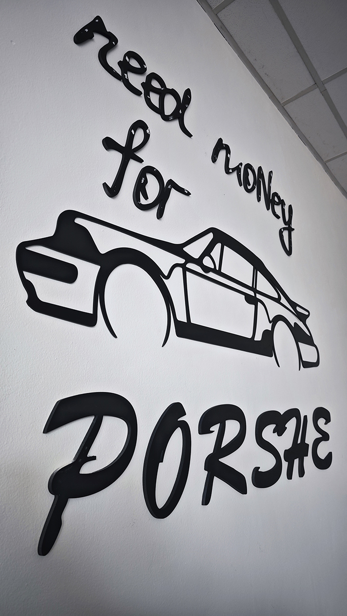 Nesvětelná písmena a loga Porsche